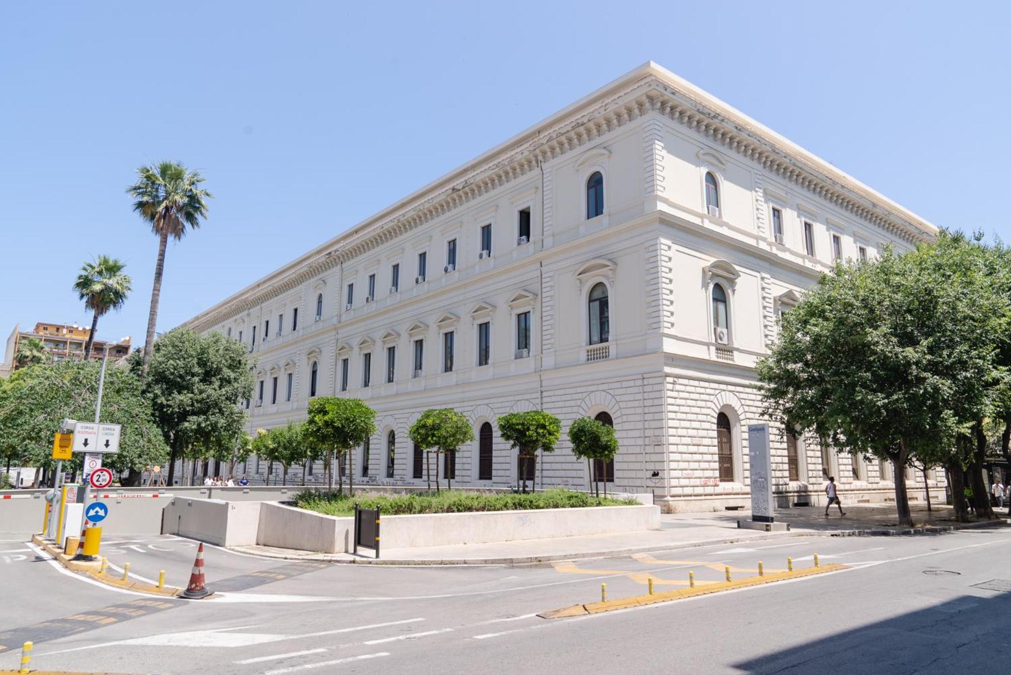 Shl _ Grandi Stazioni _ Bari Centrale Exterior photo